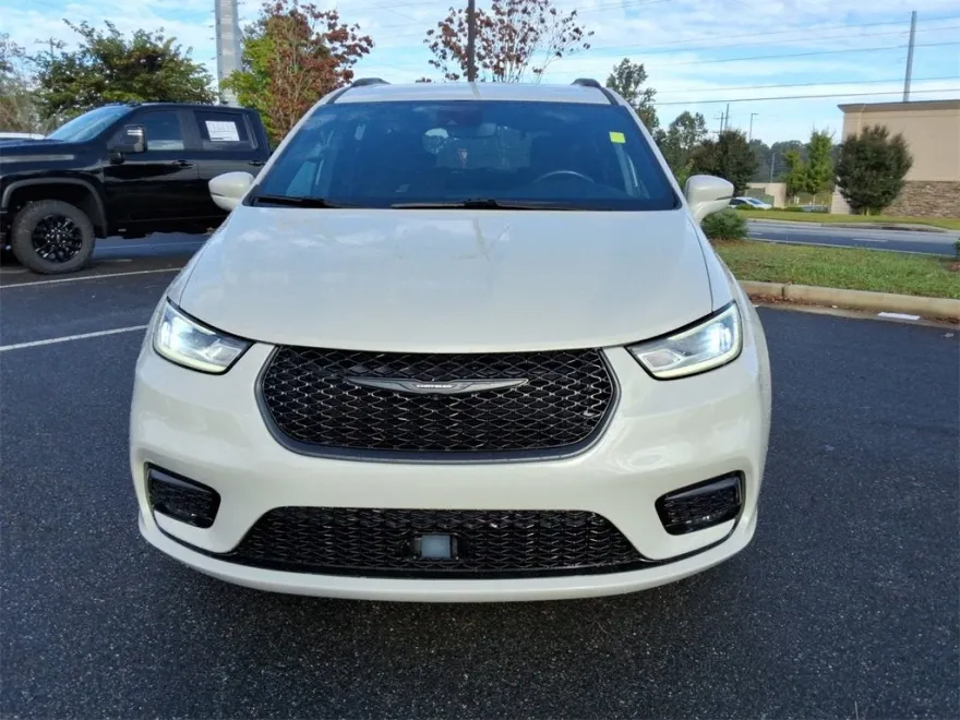 2021 Chrysler Pacifica Touring photo 1