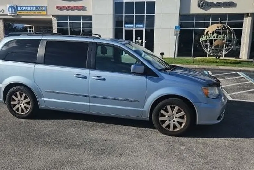 2013 Chrysler Town & Country Touring photo 1