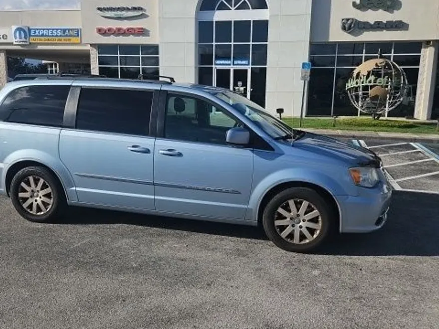 2013 Chrysler Town & Country Touring photo 1