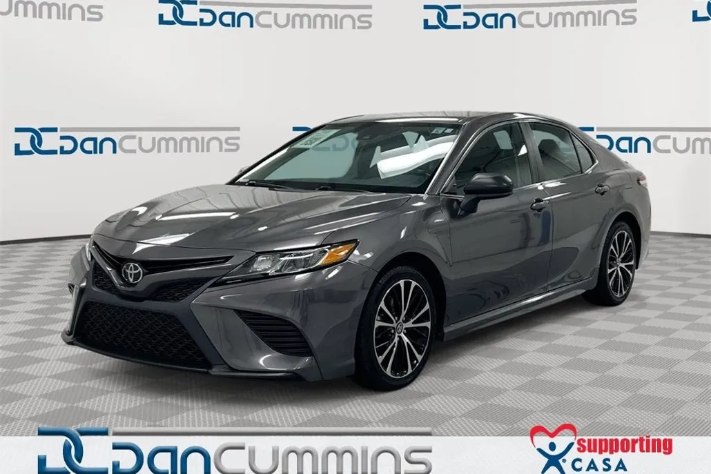 2020 Toyota Camry SE photo 1