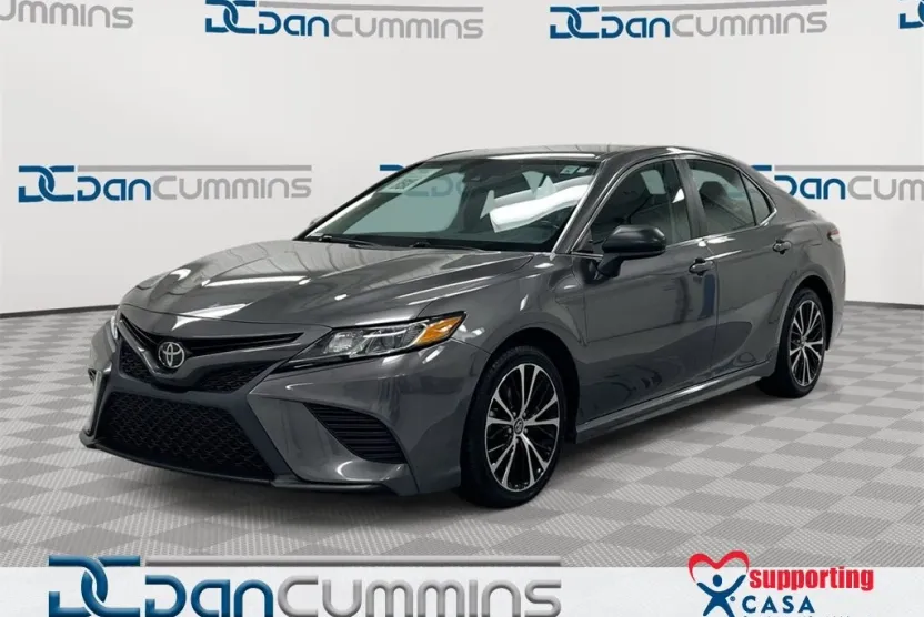 2020 Toyota Camry SE photo 1