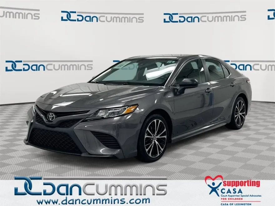 2020 Toyota Camry SE photo 1