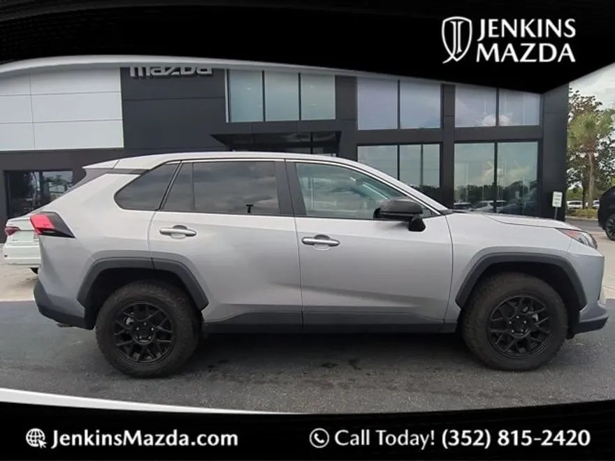 2022 Toyota RAV4 LE photo 1
