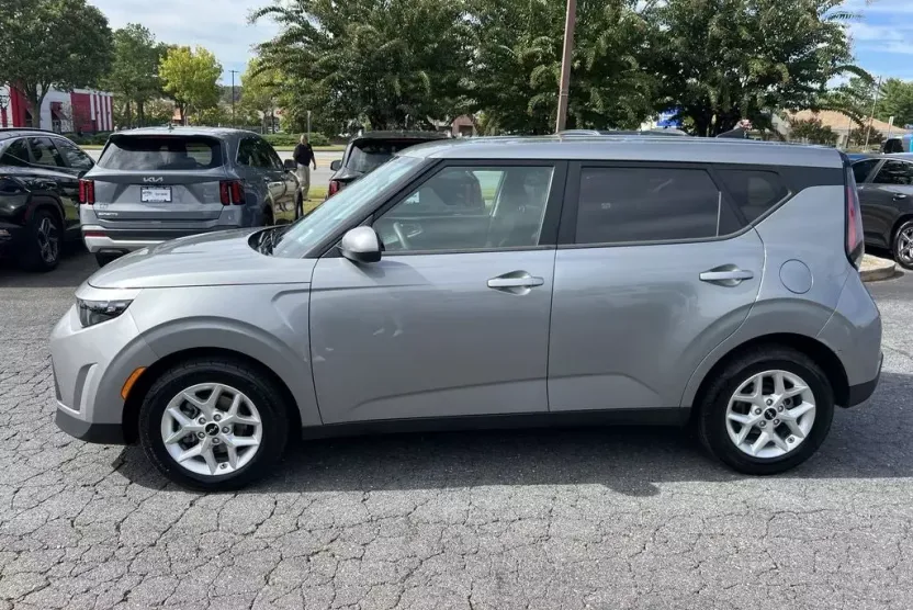 2023 Kia Soul LX photo 1