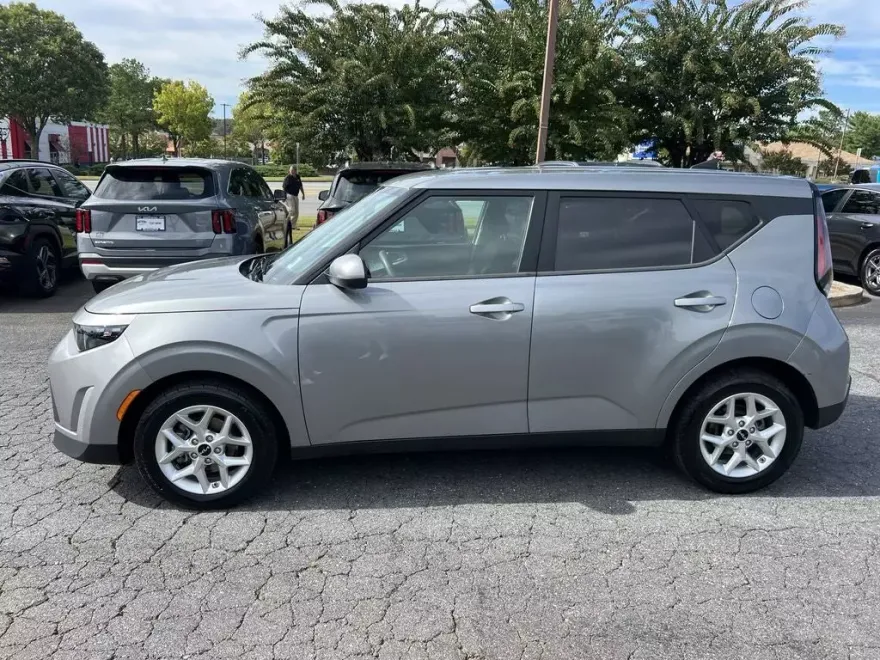 2023 Kia Soul LX photo 1