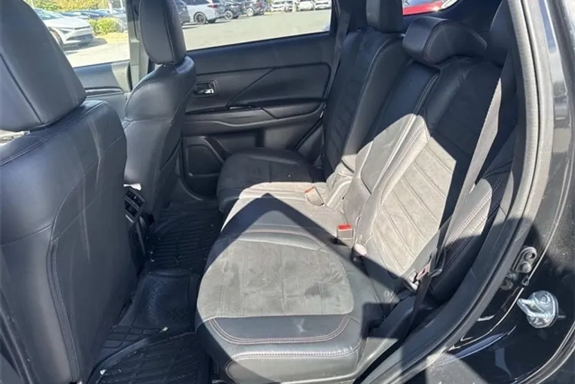2020 Mitsubishi Outlander SE photo 1