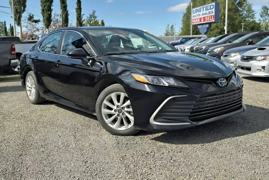 2023 Toyota Camry LE photo 1