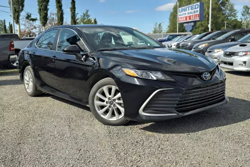 2023 Toyota Camry LE photo 1