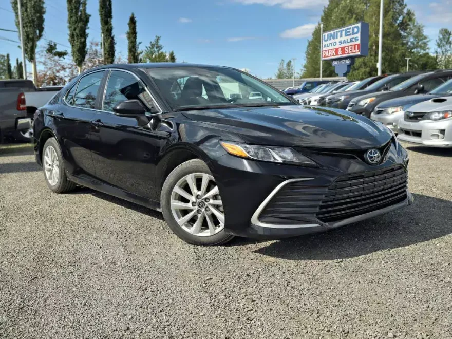 2023 Toyota Camry LE photo 1