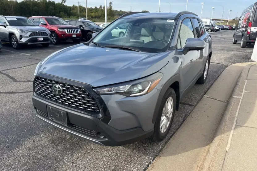 2022 Toyota Corolla Cross LE photo 1