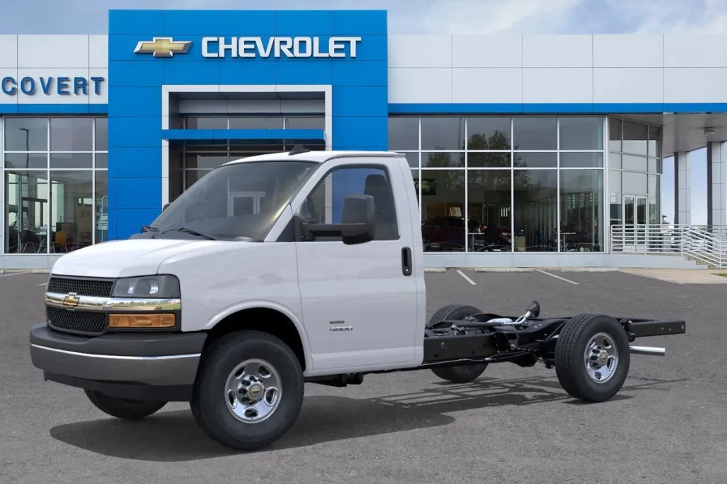 2025 Chevrolet Express Cutaway 3500 photo 1
