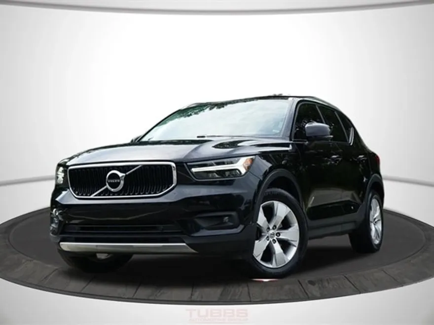 2022 Volvo XC40 T5 AWD Momentum photo 1