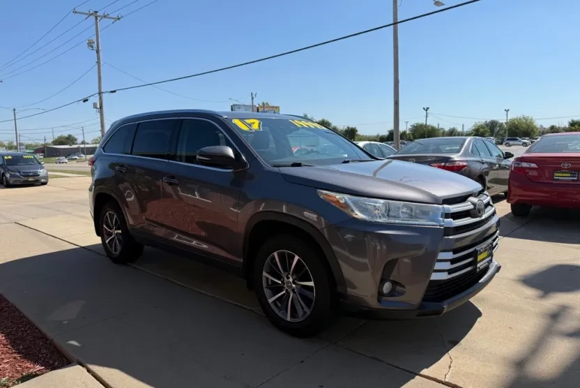2017 Toyota Highlander XLE photo 1