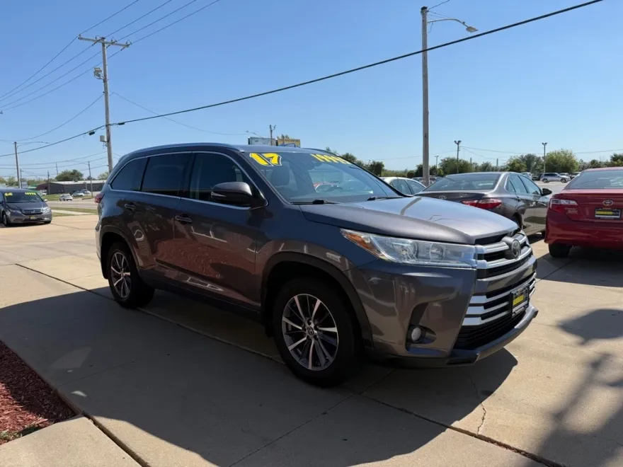 2017 Toyota Highlander XLE photo 1