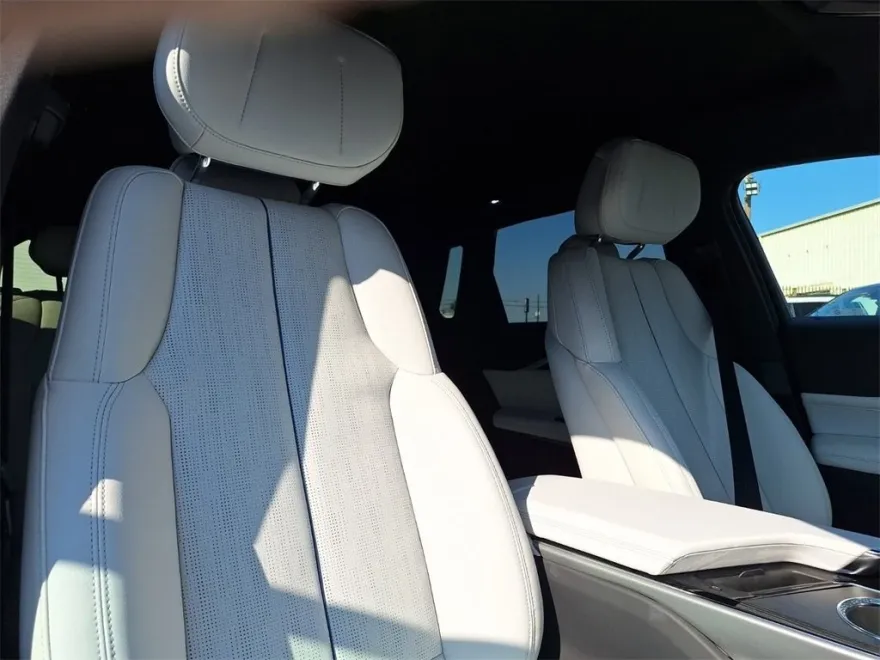 2025 Cadillac Lyriq Luxury photo 24