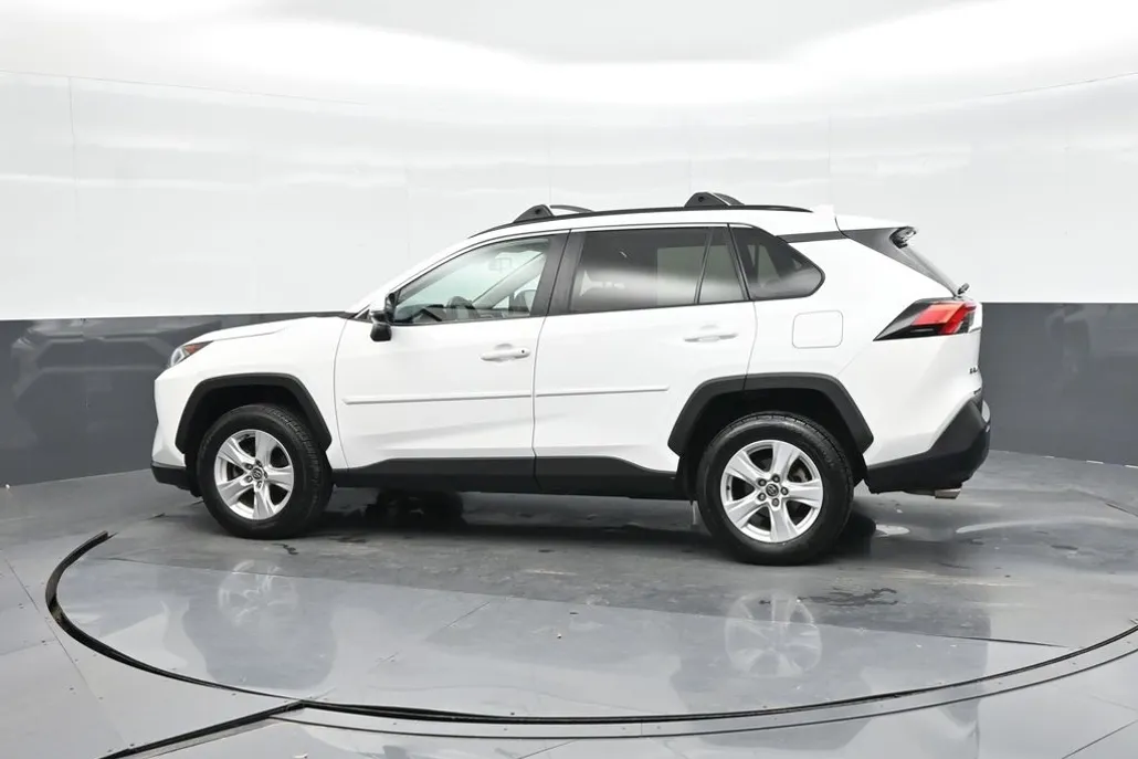 2020 Toyota RAV4 XLE photo 1