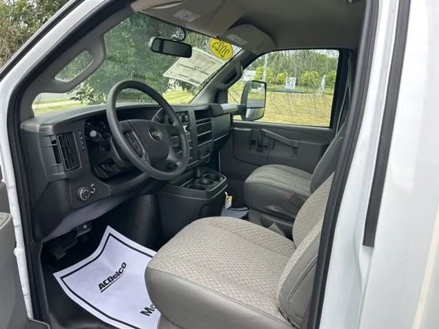 2025 Chevrolet Express Cutaway 3500 photo 1