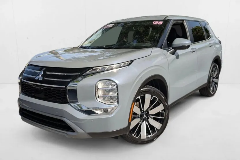 2025 Mitsubishi Outlander SE photo 1