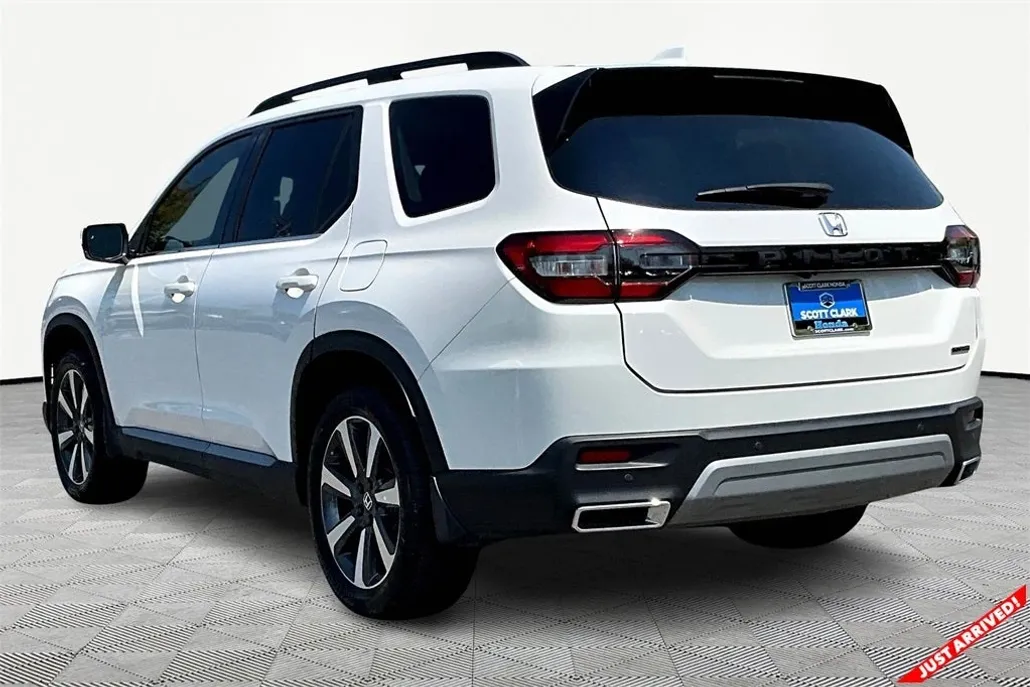 2024 Honda Pilot Touring photo 1