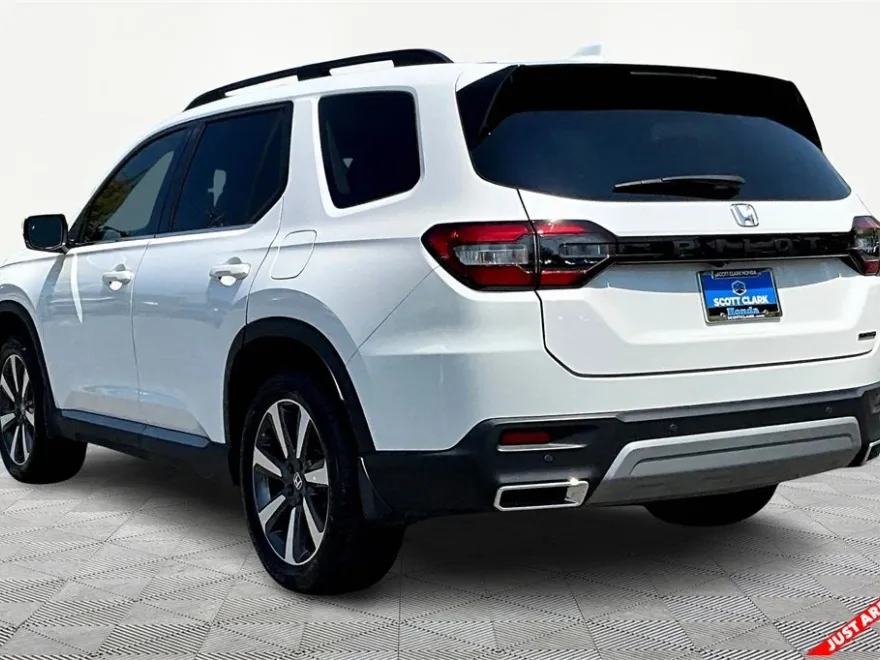 2024 Honda Pilot Touring photo 1