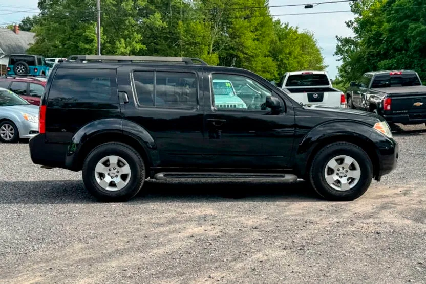 2012 Nissan Pathfinder SV photo 1