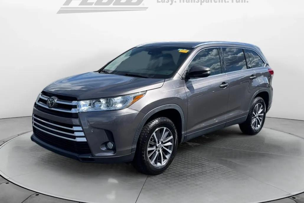 2019 Toyota Highlander XLE photo 1