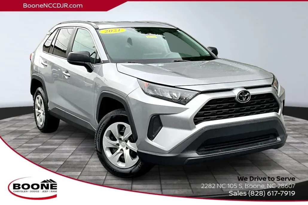 2021 Toyota RAV4 LE photo 1