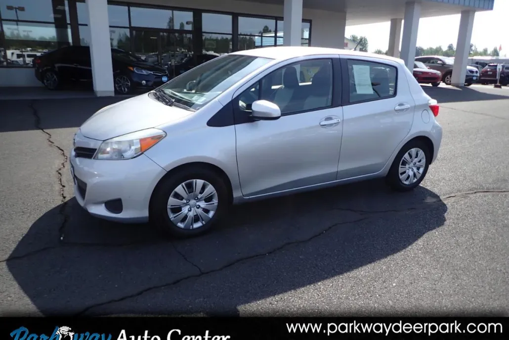 2012 Toyota Yaris LE photo 1