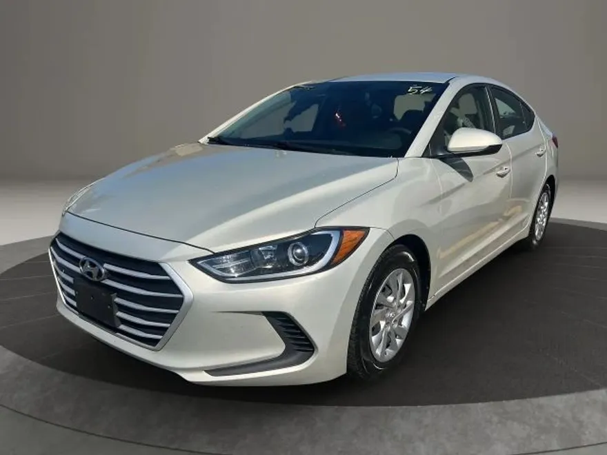 2017 Hyundai Elantra Base photo 1