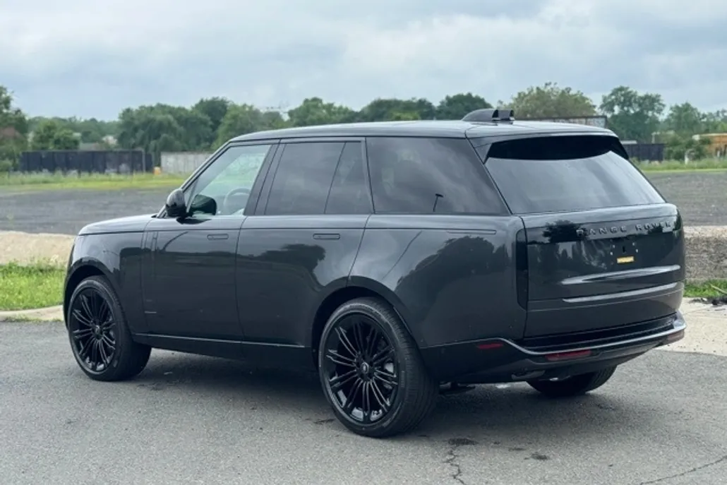 2025 Land Rover Range Rover SE photo 1