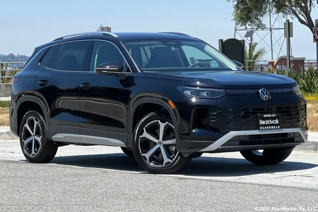 2025 Volkswagen Tiguan SE photo 1