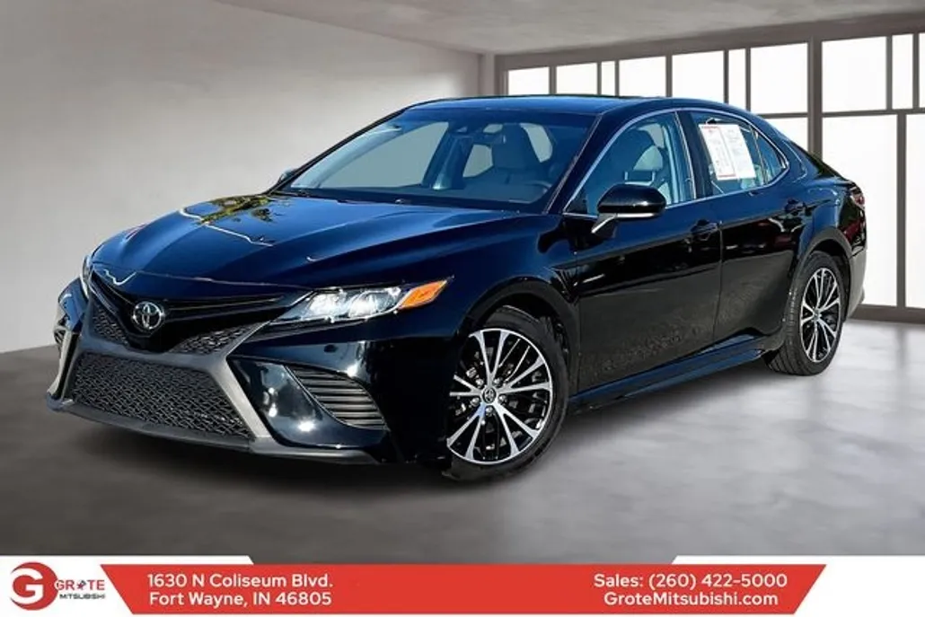 2020 Toyota Camry SE photo 1