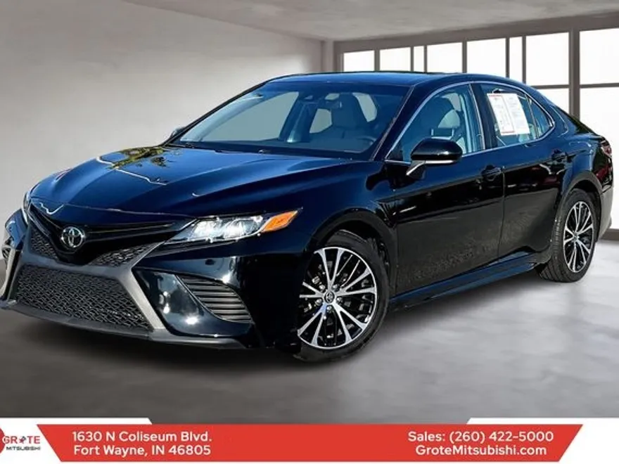 2020 Toyota Camry SE photo 1