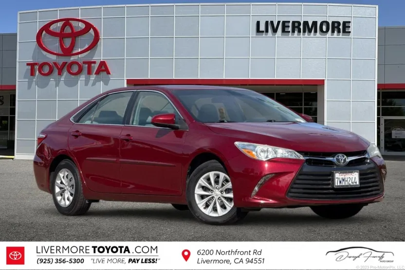2017 Toyota Camry LE photo 1
