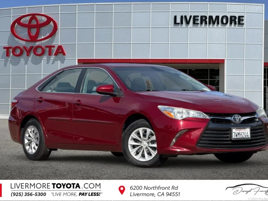 2017 Toyota Camry LE photo 1