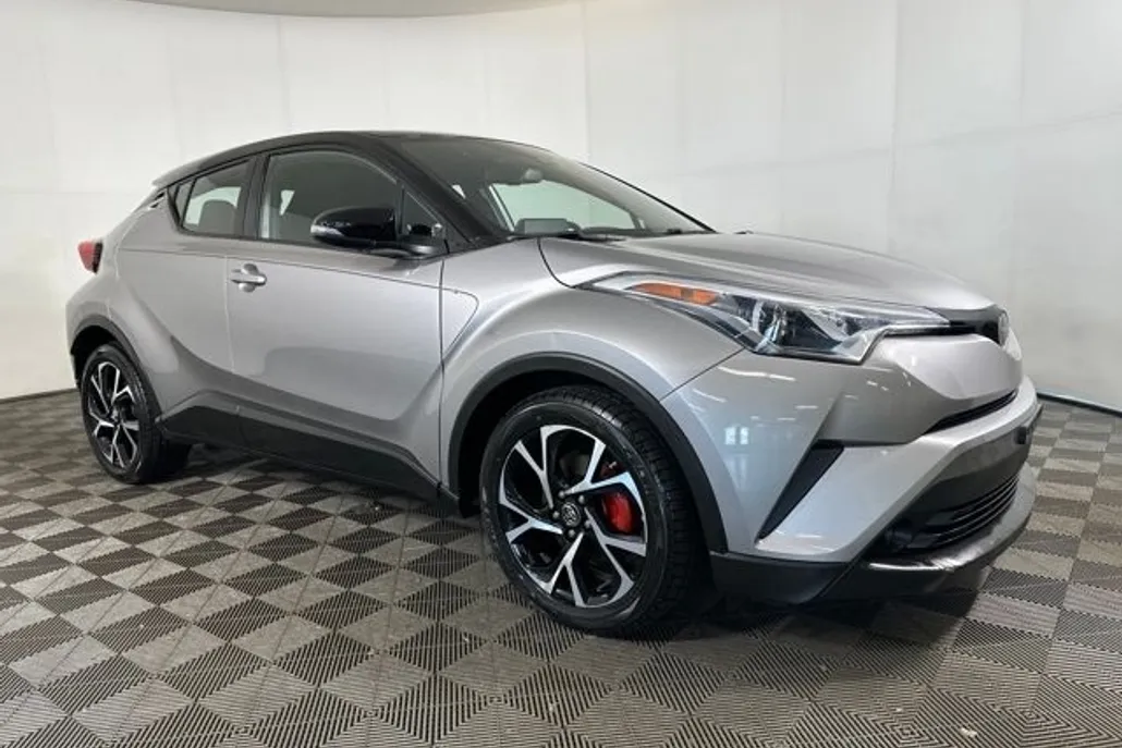 2019 Toyota C-HR XLE photo 1