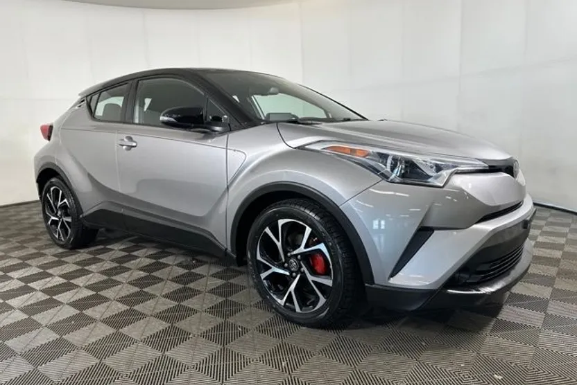 2019 Toyota C-HR XLE photo 1