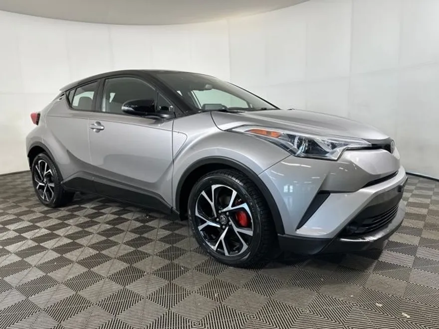 2019 Toyota C-HR XLE photo 1