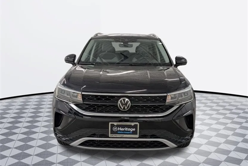 2024 Volkswagen Taos SE photo 1