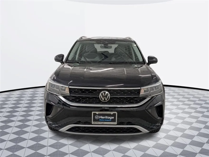 2024 Volkswagen Taos SE photo 1