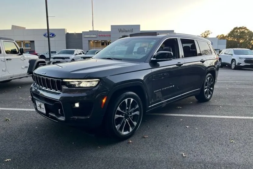 2023 Jeep Grand Cherokee Overland photo 1
