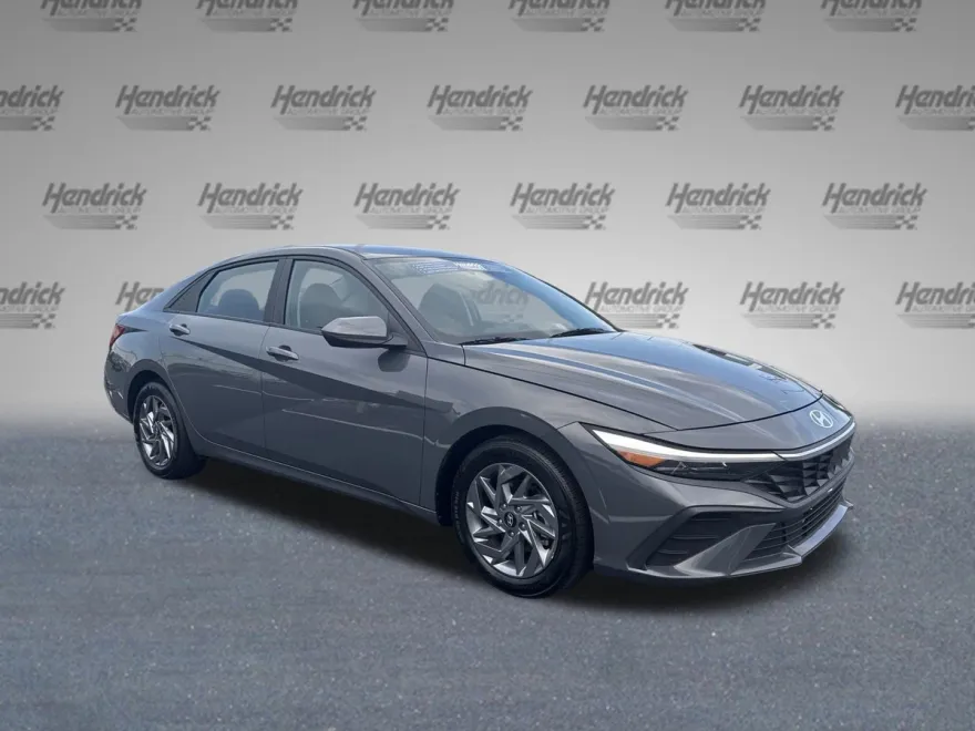 2024 Hyundai Elantra SEL photo 1