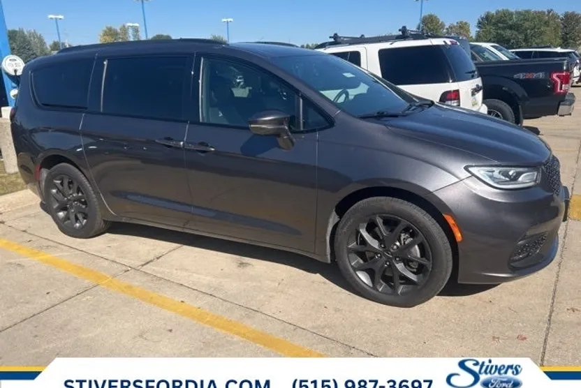 2022 Chrysler Pacifica Limited photo 1