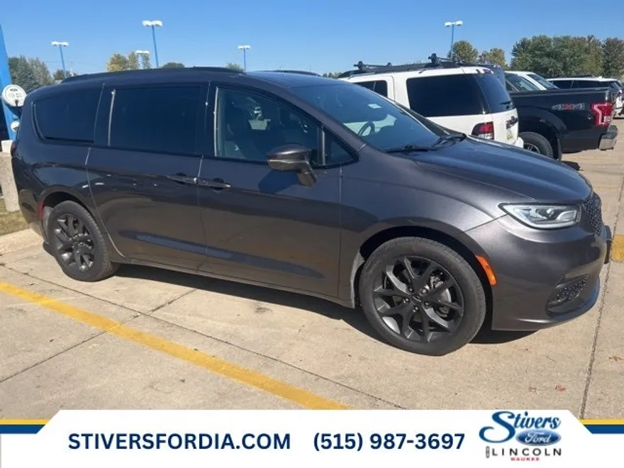 2022 Chrysler Pacifica Limited photo 1