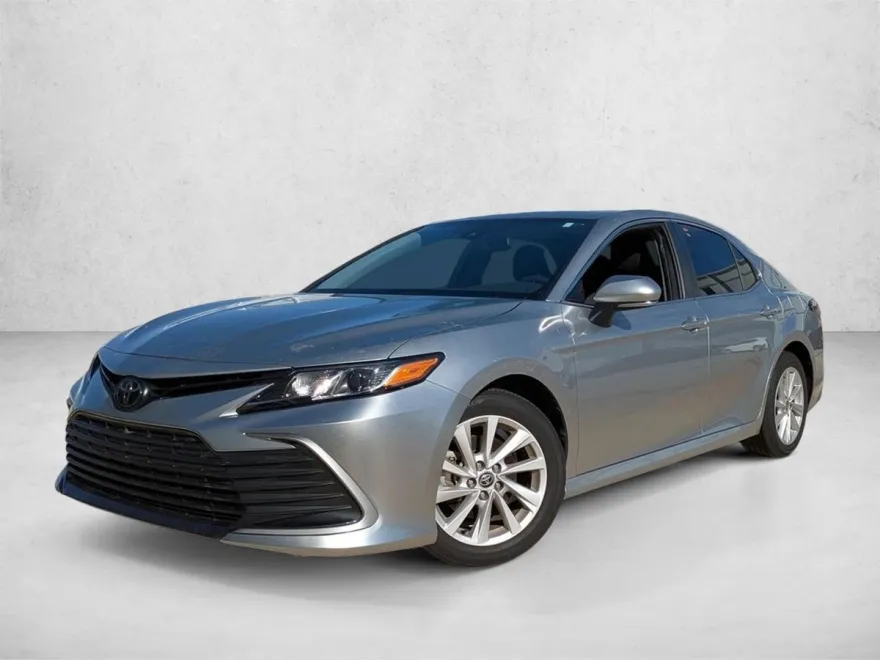 2023 Toyota Camry LE photo 1