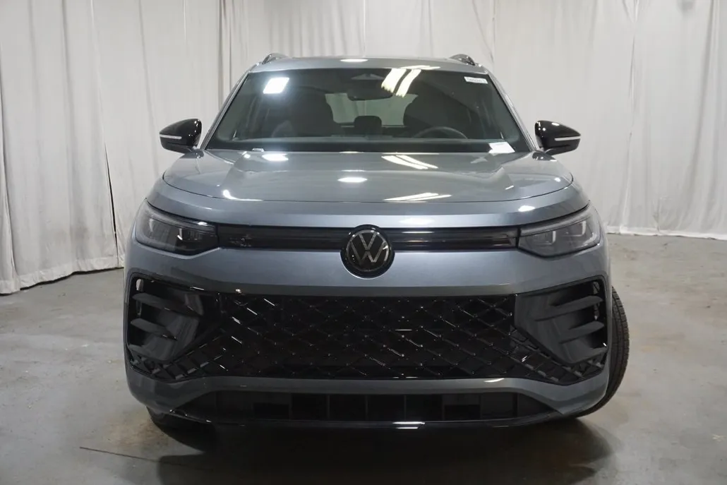 2025 Volkswagen Tiguan SE R-Line Black photo 1