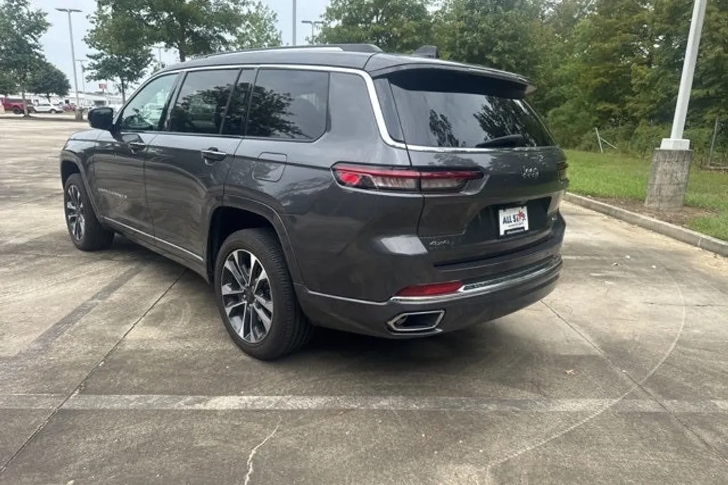 2023 Jeep Grand Cherokee Overland photo 1