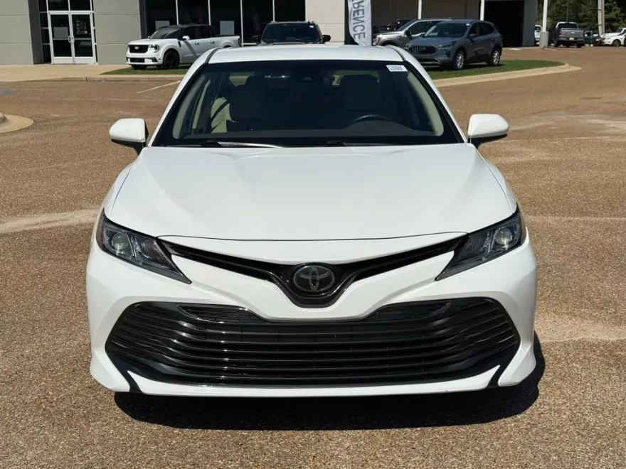 2018 Toyota Camry LE photo 1