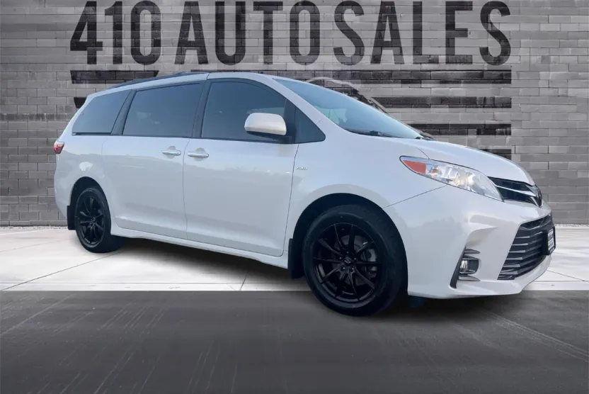 2019 Toyota Sienna XLE photo 1