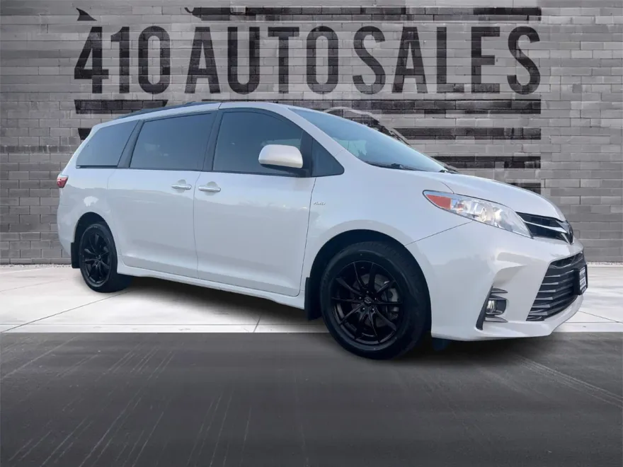 2019 Toyota Sienna XLE photo 1